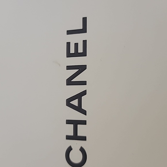 CHANEL Black & White Empty Signature Gift Box 8.5'' x 8.5''x 4" - Picture 5 of 6